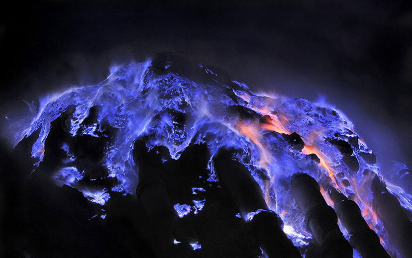 默拉皮火山西边即为著名的活火山卡瓦伊真火山,卡瓦伊真火山有一个宽